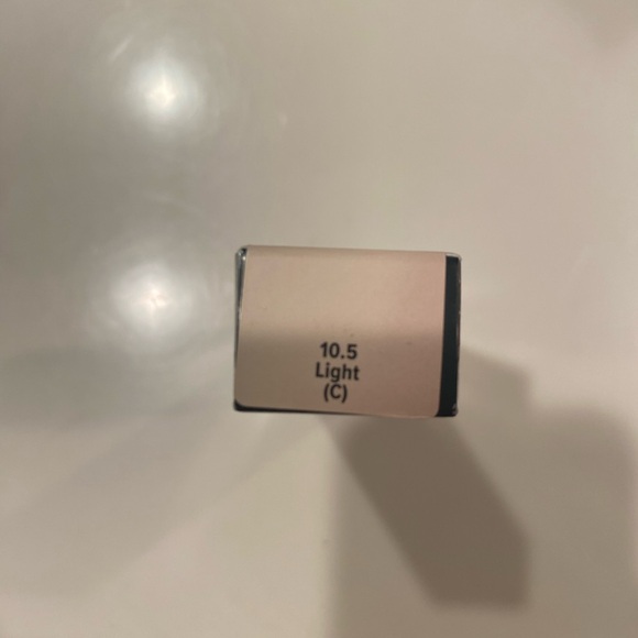 iT Cosmetics BYE BYE UNDER EYE FULL COVERAGE ANTI-AGING WATERPROOF CONCEALER - Picture 5 of 6